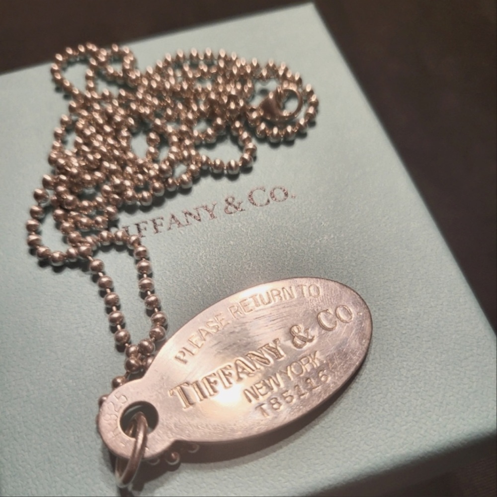 TIFFANY & CO Dog Tag 925 Sterling Silver 💙🤍💙 set on a 34 inch Tiffany necklac - Picture 3 of 3